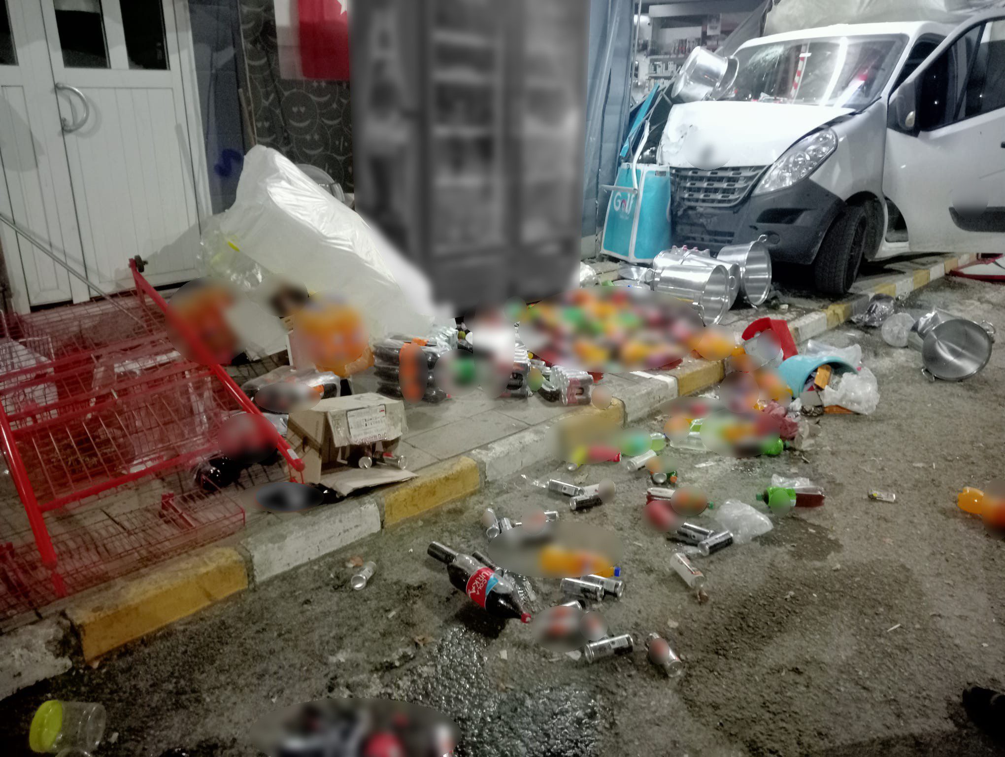 KONTROLDEN ÇIKAN KAMYONET MARKETE GİRDİ: 2 YARALI