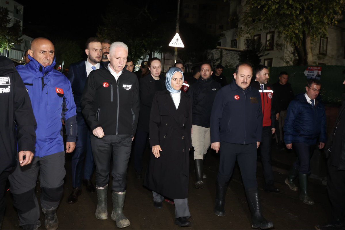 AİLE VE SOSYAL HİZMETLER BAKANI MAHİNUR ÖZDEMİR GÖKTAŞ, SEL FELAKETİNİN YAŞANDIĞI SARIYER AYAZAĞA'DA İNCELEMELERDE BULUNDU.