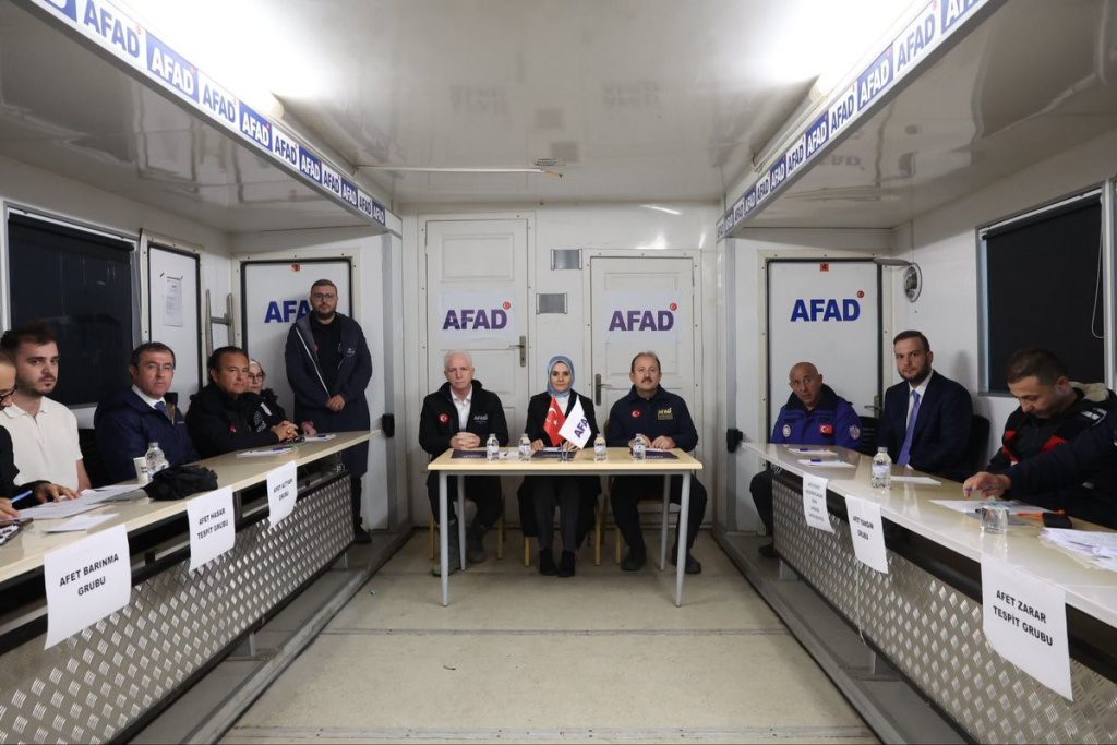 İNCELEMELERİ SIRASINDA BASIN MENSUPLARINA AÇIKLAMALARDA BULUNAN BAKAN GÖKTAŞ, YAŞANAN FELAKETTEN ETKİLENEN AİLELERE PSİKOSOSY…