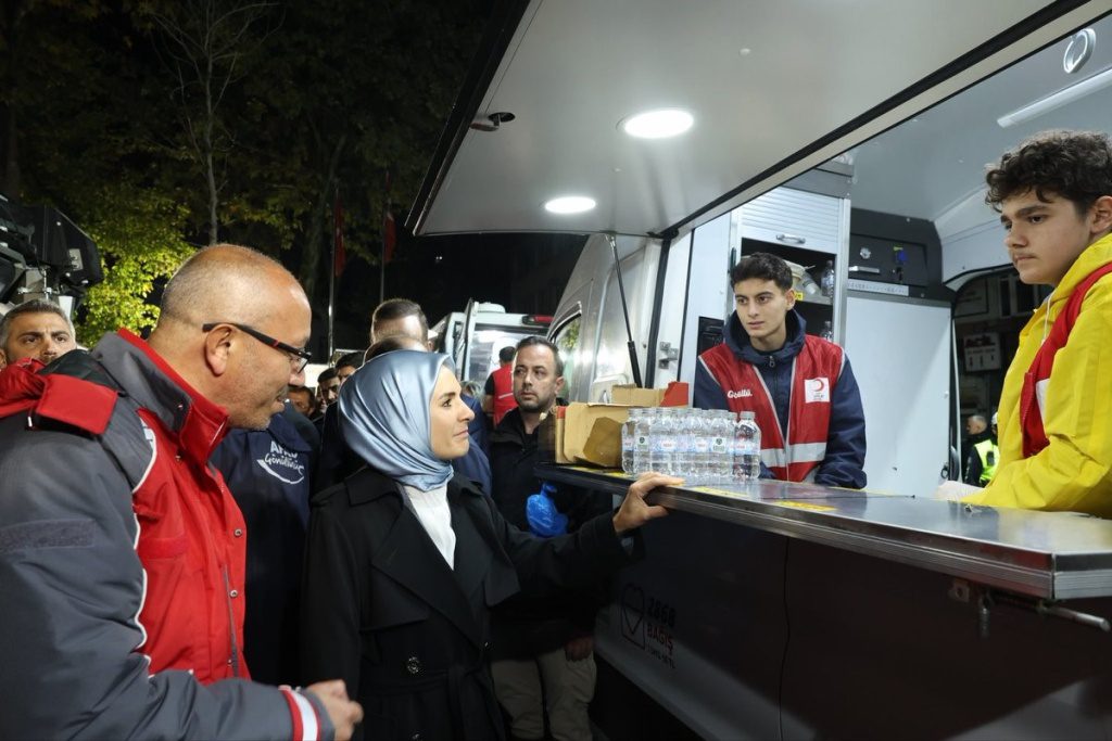 AİLE VE SOSYAL HİZMETLER BAKANI MAHİNUR ÖZDEMİR GÖKTAŞ, SEL FELAKETİNİN YAŞANDIĞI İSTANBUL SARIYER'DE VATANDAŞLARLA BİR ARAYA…