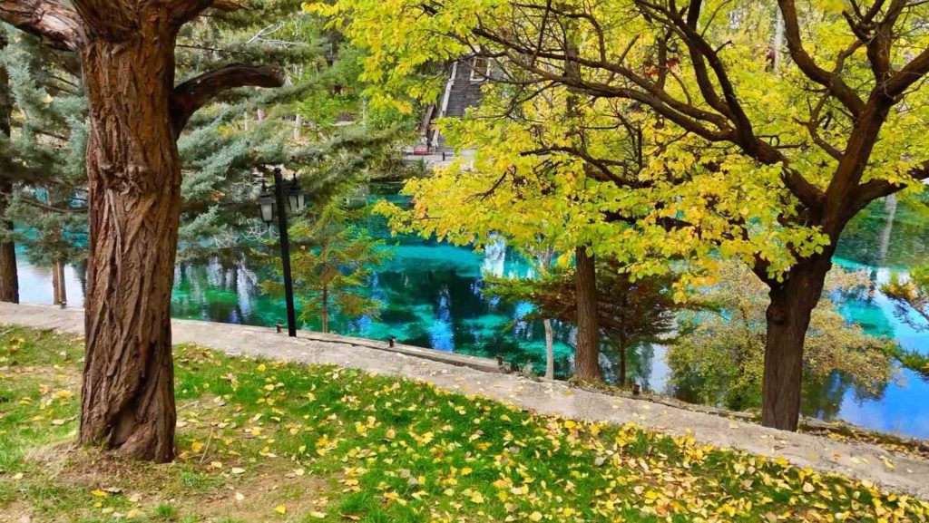 SİVAS'IN GÜRÜN İLÇESİNDE BULUNAN, TURKUAZ RENKLİ BERRAK SUYUYLA "BOZKIRIN NAZAR BONCUĞU" OLARAK ANILAN GÖKPINAR GÖLÜ, SONBAHA…