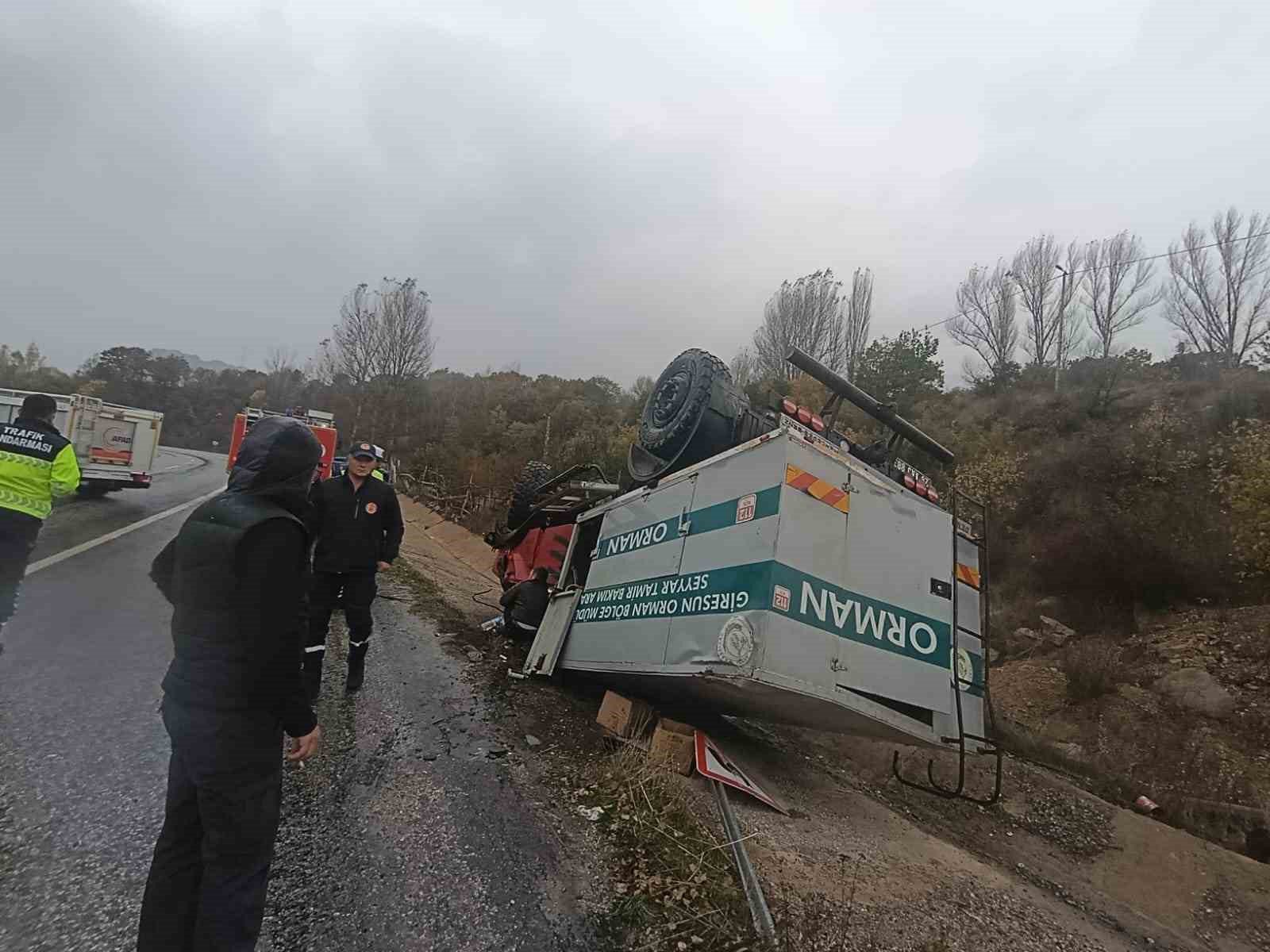 Suşehri’nde orman müdürlüğüne ait araç devrildi: 3 yaralı