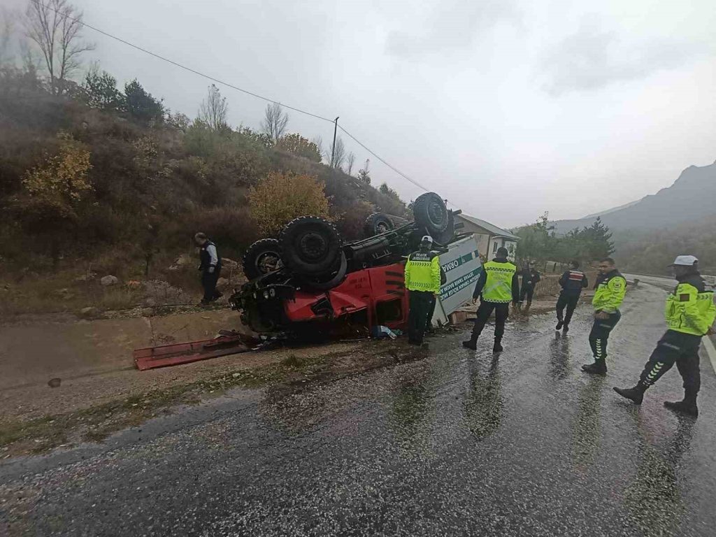 SİVAS'IN SUŞEHRİ İLÇESİNDE, GİRESUN ORMAN BÖLGE MÜDÜRLÜĞÜNE AİT SEYYAR TAMİR BAKIM ARACI DEVRİLDİ. KAZADA 3 PERSONEL YARALAND…