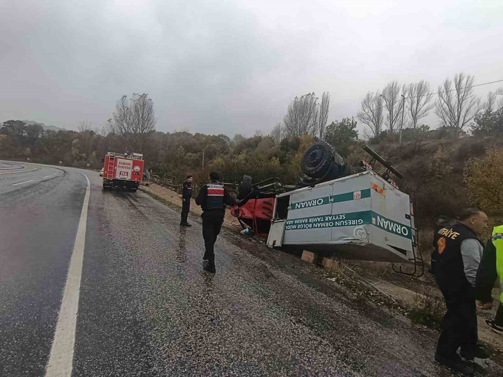 SİVAS'IN SUŞEHRİ İLÇESİNDE, GİRESUN ORMAN BÖLGE MÜDÜRLÜĞÜNE AİT SEYYAR TAMİR BAKIM ARACI DEVRİLDİ. KAZADA 3 PERSONEL YARALAND…