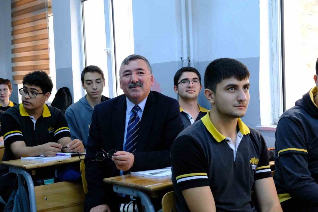 SİVAS CUMHURİYET ÜNİVERSİTESİ REKTÖRÜ PROF. DR. AHMET ŞENGÖNÜL, İMAM HATİPLİLER HAFTASI KAPSAMINDA ÖĞRENCİLİK YILLARINI GEÇİR…