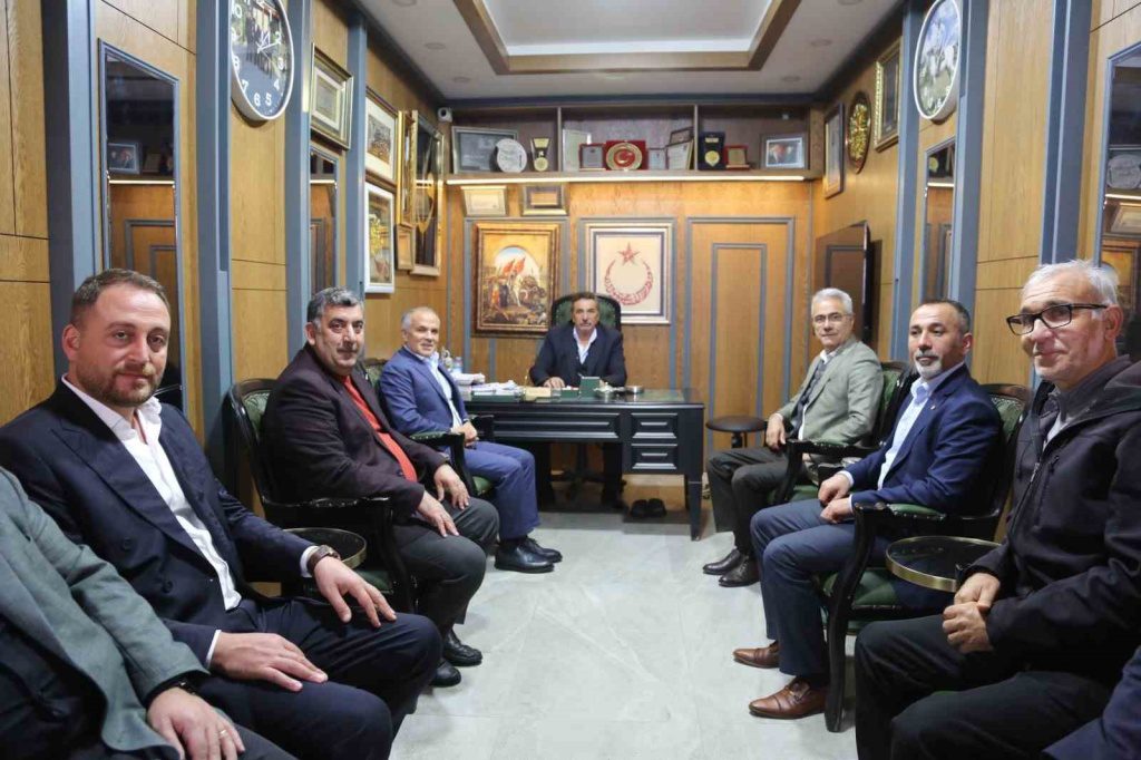 SİVAS TİCARET VE SANAYİ ODASI BAŞKANI ZEKİ ÖZDEMİR, KANGAL’DA ÜYELERİYLE BİR ARAYA GELDİ. ÖZDEMİR, KANGAL’IN EKONOMİK KALKINM…