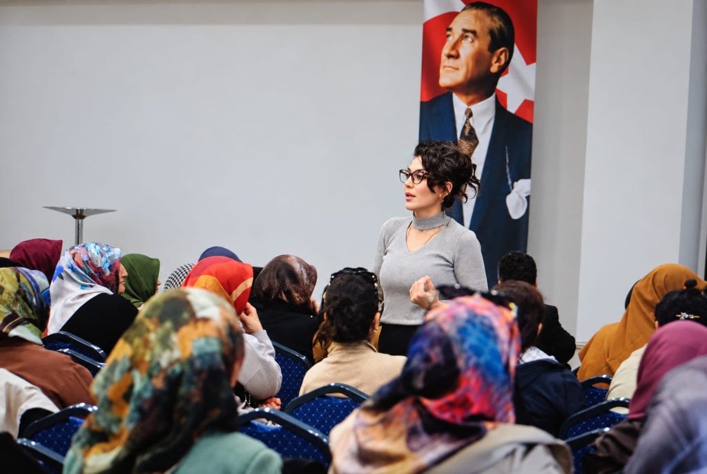 SİVAS’TA AİLE YAPISININ GÜÇLENDİRİLMESİ VE TOPLUMSAL FARKINDALIĞIN ARTIRILMASI AMACIYLA BAŞLATILAN AİLE SEMİNERLERİ PROGRAMIN…