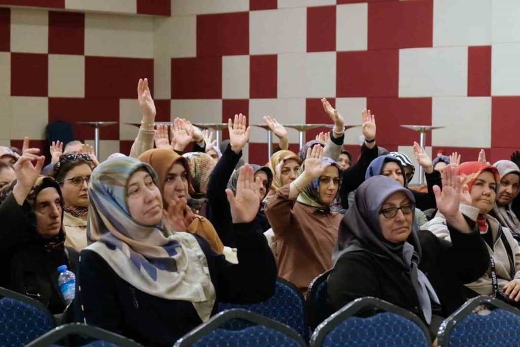 SİVAS’TA AİLE YAPISININ GÜÇLENDİRİLMESİ VE TOPLUMSAL FARKINDALIĞIN ARTIRILMASI AMACIYLA BAŞLATILAN AİLE SEMİNERLERİ PROGRAMIN…