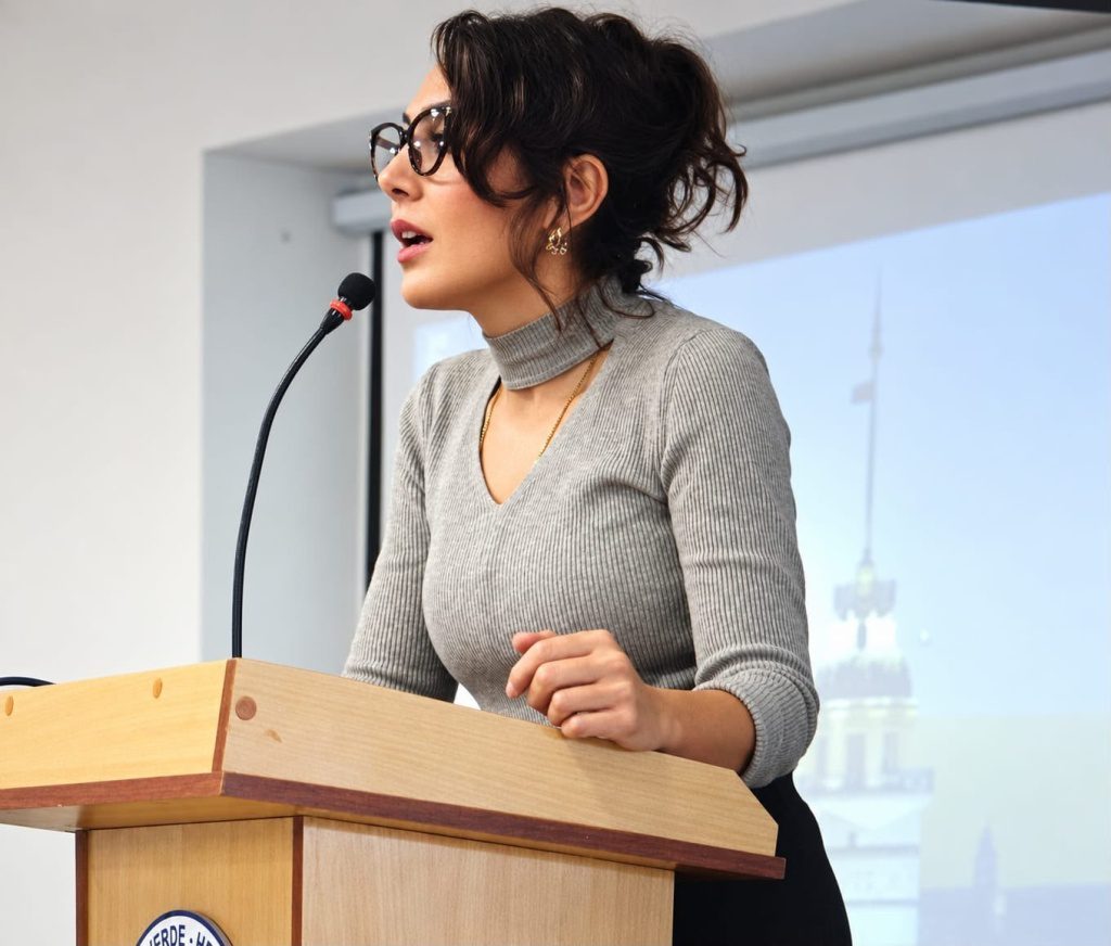 SİVAS’TA AİLE YAPISININ GÜÇLENDİRİLMESİ VE TOPLUMSAL FARKINDALIĞIN ARTIRILMASI AMACIYLA BAŞLATILAN AİLE SEMİNERLERİ PROGRAMIN…