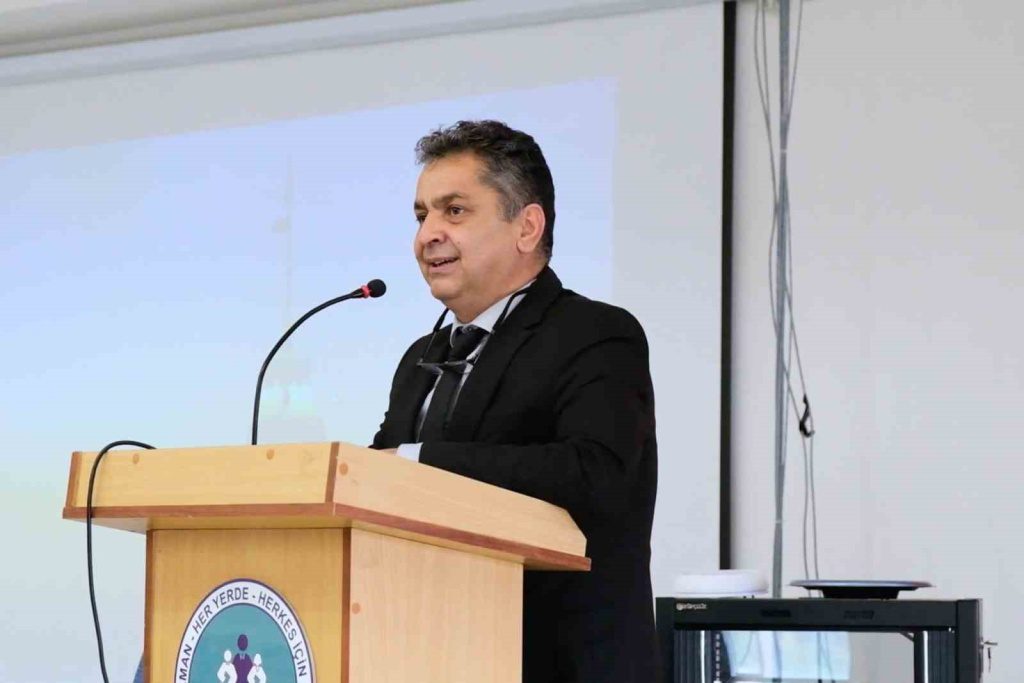 SİVAS’TA AİLE YAPISININ GÜÇLENDİRİLMESİ VE TOPLUMSAL FARKINDALIĞIN ARTIRILMASI AMACIYLA BAŞLATILAN AİLE SEMİNERLERİ PROGRAMIN…