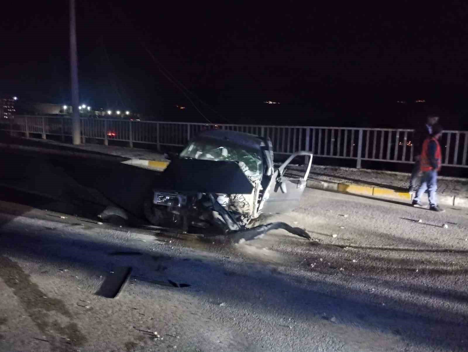 Sivas’ta aydınlatma direğine çarpan otomobilin sürücüsü yaralandı