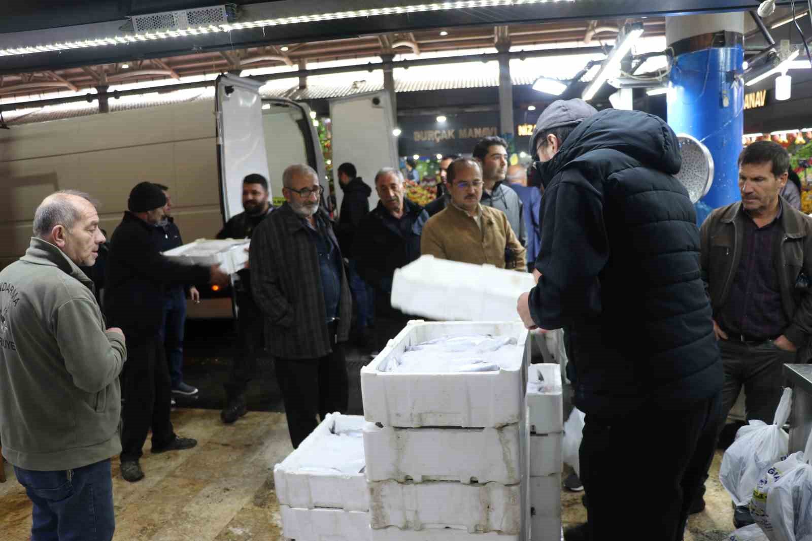 Sivas’ta balıkçı pazarlarına Karadeniz illerini aratmayacak görüntüler yaşanıyor