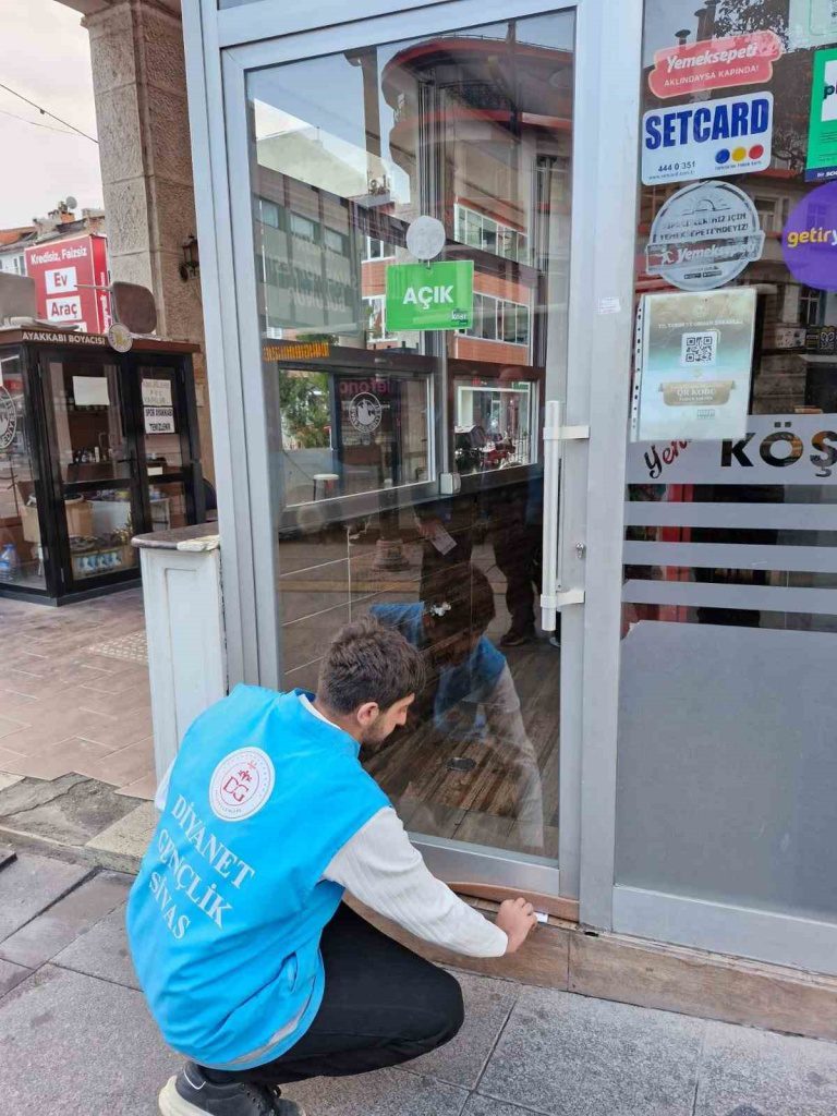 ÜNİVERSİTE ÖĞRENCİLERİ, AHİLİK KÜLTÜRÜNÜ YAŞATMAK AMACIYLA SABAH NAMAZININ ARDINDAN HENÜZ İŞ YERİNİ AÇMAMIŞ ESNAFIN KAPISINA…