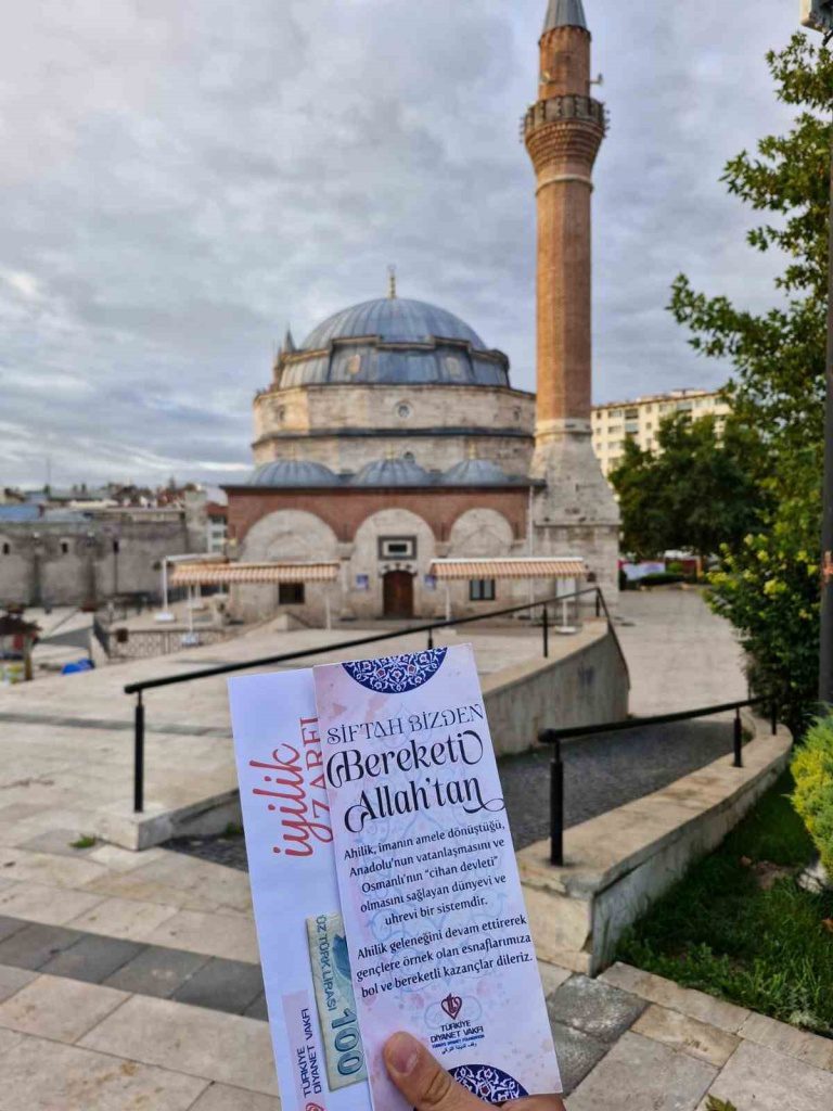 ÜNİVERSİTE ÖĞRENCİLERİ, AHİLİK KÜLTÜRÜNÜ YAŞATMAK AMACIYLA SABAH NAMAZININ ARDINDAN HENÜZ İŞ YERİNİ AÇMAMIŞ ESNAFIN KAPISINA…