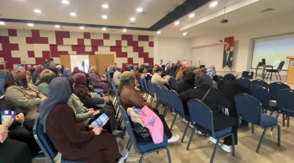 SİVAS HALK EĞİTİMİ MERKEZİNDE DÜZENLENEN SEMİNERDE KURSİYERLER, KANSERDEN KORUNMA, ERKEN TEŞHİS VE ÜCRETSİZ TARAMA PROGRAMLAR…