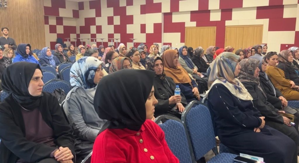 SİVAS HALK EĞİTİMİ MERKEZİNDE DÜZENLENEN SEMİNERDE KURSİYERLER, KANSERDEN KORUNMA, ERKEN TEŞHİS VE ÜCRETSİZ TARAMA PROGRAMLAR…