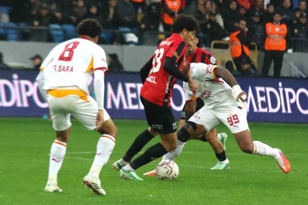 TRENDYOL SÜPER LİG'İN 8. HAFTASINDA GENÇLERBİRLİĞİ, GALATASARAY'I AĞIRLIYOR. MÜSABAKANIN İLK YARISI 0-0'LIK BERABERLİKLE TAMA…