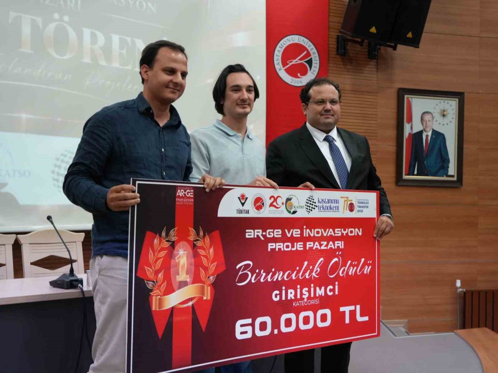 GİRİŞİMCİLİK KATEGORİSİNDE BİRİNCİLİK ÖDÜLÜ, MUHAMMED EYUP KAYA’NIN “PRİNTHERE–AKILLI BASKI OTOMATI” BAŞLIKLI PROJESİNE VERİL…