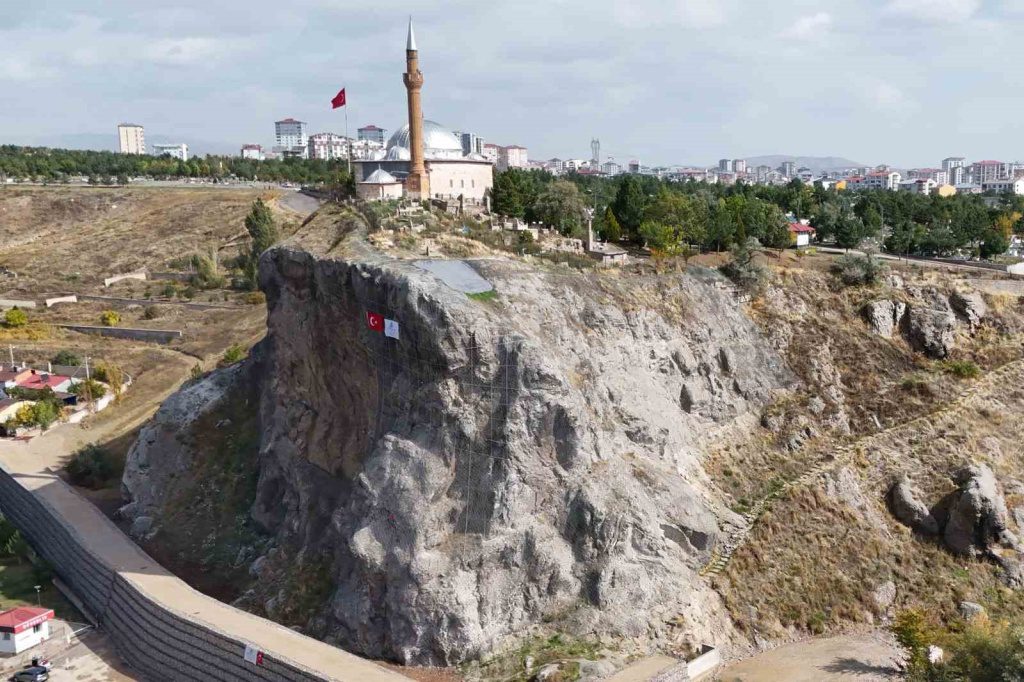 SİVAS’TA YUKARI TEKKE MEZARLIĞINDA BULUNAN ABDULVAHABİ GAZİ TÜRBESİ VE CAMİ ÇEVRESİNDE BAŞLATILAN KAYA ISLAHI VE ZEMİN GÜÇLEN…